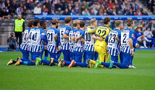 Oktober 2017: Die Spieler von Hertha BSC knien vor dem Spiel gegen Schalke 04, um gegen Rassismus zu protestieren. Eine Marketingaktion, wie sich später herausstellt.