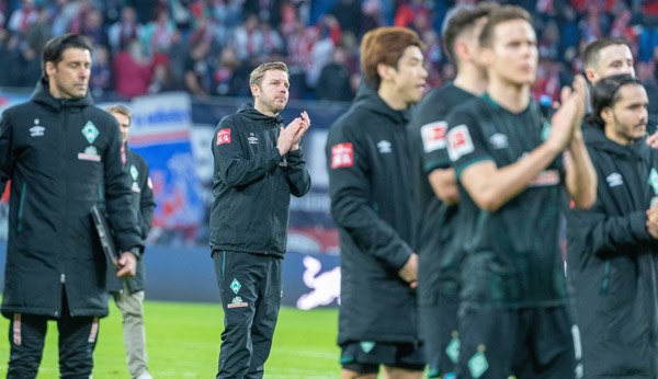 Florian Kohfeldt (M.) und sein Team bedanken sich bei den mitgereisten Werder-Fans.