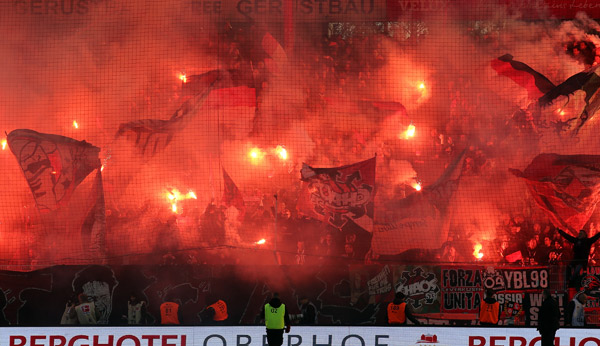 Die Auswärtsfans von Bayer Leverkusen unterbrachen die Partie mehrfach mit Pyrotechnik.