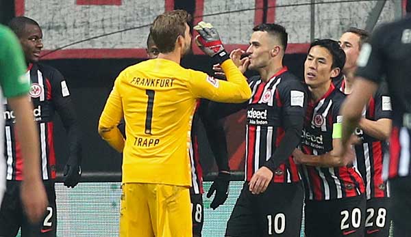 Und Zack und weg: Kevin Trapp und Filip Kostic bejubeln den ersten Treffer des Serben beim 5:0 von Eintracht Frankfurt gegen den FC Augsburg mit einem imaginären Espresso.