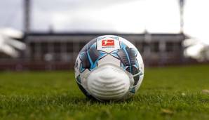 Ein Fußball mit Schutzmaske: Wann in der Bundesliga wieder gespielt werden kann, weiß niemand.
