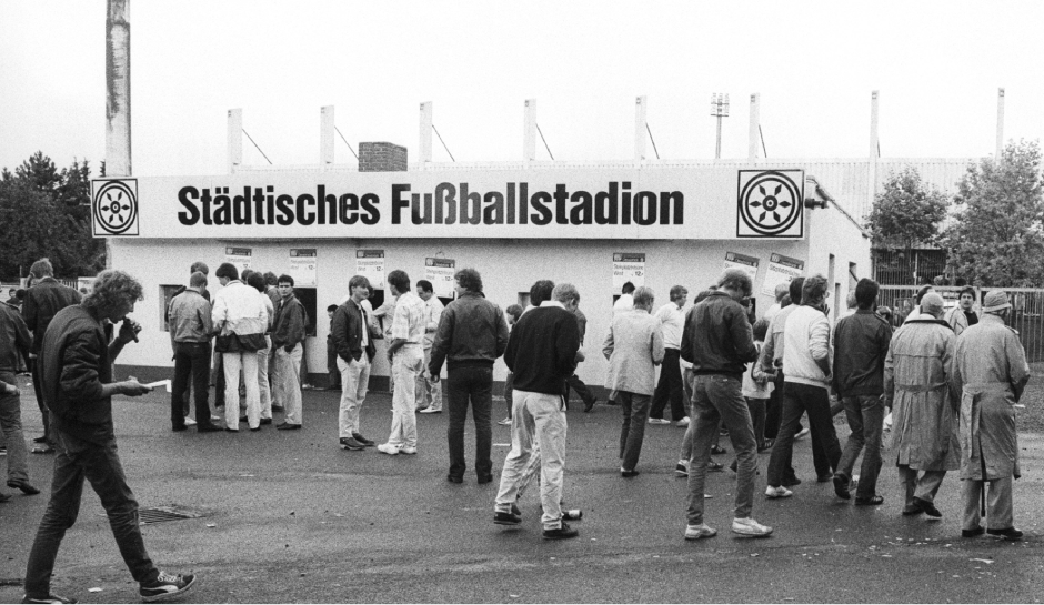 Lediglich vier Begegnungen in der Spielzeit 1985/86 waren ausverkauft. Im Schnitt verfolgten lediglich 18.399 Besucher die 306 Spiele. Krösus war der 1. FC Nürnberg mit 28.765 Zuschauern im Schnitt.