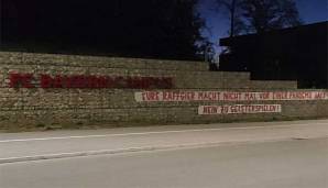 Fans des FC Bayern protestieren mit Bannern gegen die Durchführung von Geisterspielen in Zeiten der Coronakrise.