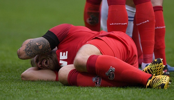 Czichos verletzte sich gegen Hertha BSC an der Halswirbelsäure.