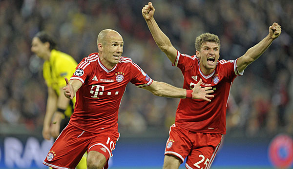 Thomas Müller (r.) bejubelt Arjen Robbens (l.) Treffer zum 2:1 gegen Borussia Dortmund.