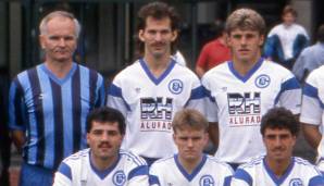 Uwe Wassmer (1988/89, hinten mitte). Wassmer spielte auch nur die eine Saison auf Schalke und machte 10 Tore in 35 Einsätzen. Danach spielte er für den FC Basel, den FC Aarau, den SC Freiburg und den SV Waldhof Mannheim.