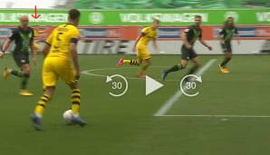 Links hinten (roter Pfeil): Raphael Guerreiro erkennt die Situation und läuft vor dem 1:0 gegen Wolfsburg in Position.