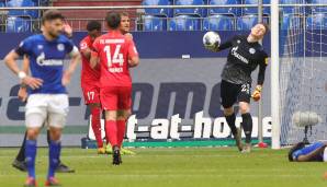 Schalkes Torwart Schubert ärgert sich nach einem Gegentreffer.