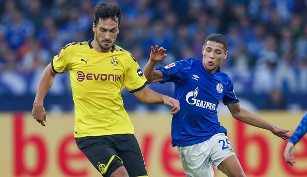 Dortmunds Mats Hummels gewinnt einen Zweikampf gegen Schalkes Amine Harit.