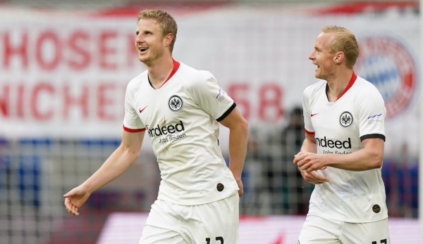 Martin Hinteregger und Sebastian Rode von Eintracht Frankfurt sind mit dem Abstiegskampf konfrontiert.