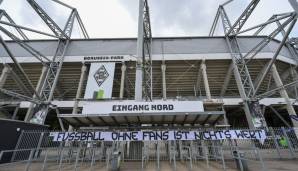Außerhalb vom Borussia-Park herrscht Tristesse. Die Fans haben mit einem Plakat daran erinnert, dass es beim Fußball nicht nur um Geld gehen sollte.