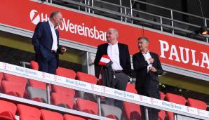 Ehrenpräsident Uli Hoeneß traut seinem FC Bayern in dieser Fußballsaison das Triple zu.