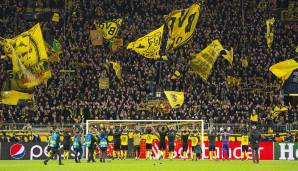Fast schon ein ungewohntes Bild in Corona-Zeiten: BVB-Spieler feiern mit den Fans einen Heimsieg im Westfalenstadion.