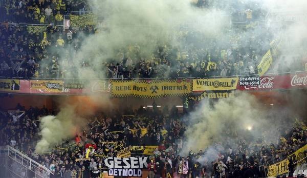 Die BVB-Fans zündeten 2010 in Sevilla mehrere Rauchtöpfe.