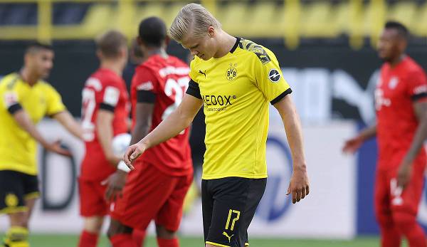 Dortmunds Stürmerstar Erling Haaland verletzte sich bei der 0:1-Niederlage gegen den FC Bayern am Knie.