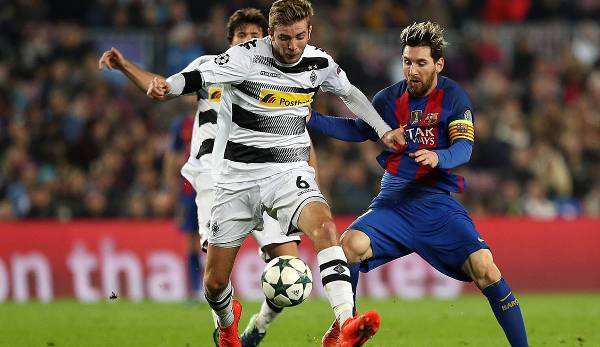 Christoph Kramer von Borussia Mönchengladbach im Duell mit seinem Lieblingsspieler Lionel Messi vom FC Barcelona.