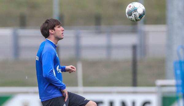 Juan Miranda bleibt Schalke für ein weiteres Jahr erhalten.