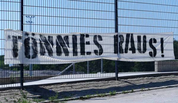 Rund um die Veltins Arena hängten Fans Banner mit Protest-Slogans gegen Clemens Tönnies auf.