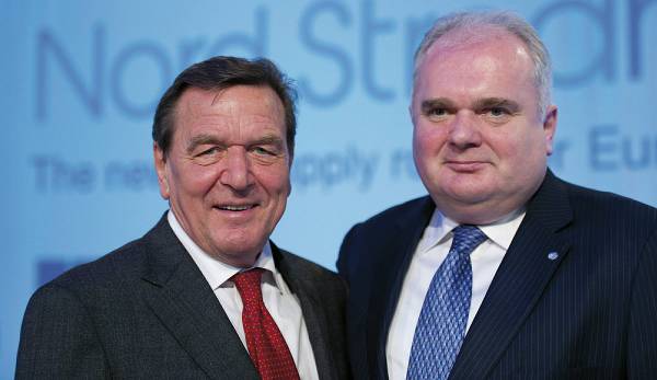Matthias Warnig (r.) mit dem ehemaligen Bundeskanzler Gerhard Schröder im Jahr 2018.