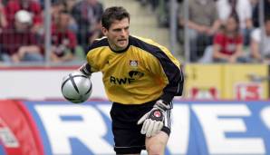 TOR - HANS JÖRG BUTT: 2001 schloss sich der Torwart Bayer Leverkusen an und stand in fast allen Spielen zwischen den Toren. Wegen seiner Leistungen wurde er für die WM 2002 als dritter Torhüter nominiert. Bei Bayer wurde er 2007 von Rene Adler verdrängt.