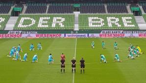 Die Aktionen am Samstag wurden auch am Sonntag aufgegriffen. Vor dem Anpfiff der Partie zwischen Werder Bremen und dem VfL Wolfsburg knieten sich alle 22 Spieler am Mittelkreis nieder.