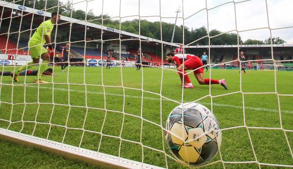 Stefan Schimmer bei seinem Treffer zum 4:1 des 1. FC Heidenheim gegen Jahn Regensburg.