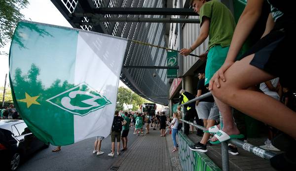 Nach dem Klassenerhalt des Bundesligisten Werder Bremen ist es in der Nacht zu Dienstag in der Hansestadt zu Fan-Ausschreitungen gekommen.