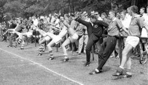 Dortmund war damals übrigens gerade Meister geworden, der HSV holte den Pokal. Hier sehen wir die Kölner Profis beim Training kurz vor Saisonstart. Und jetzt gibt es alle Gründungsmitglieder der Saison 1963/64 - von den Absteigern bis zum Meister.