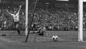 Der erste Torschützenkönig der Bundesliga wurde kein Geringerer als Uwe Seeler, der 30 Tore in 30 Spielen erzielte, darunter Dreierpacks gegen 1860, Münster und Kaiserslautern.
