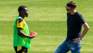 Sebastien Kehl (r.) unterhält sich im BVB-Trainer mit Youssoufa Moukoko.