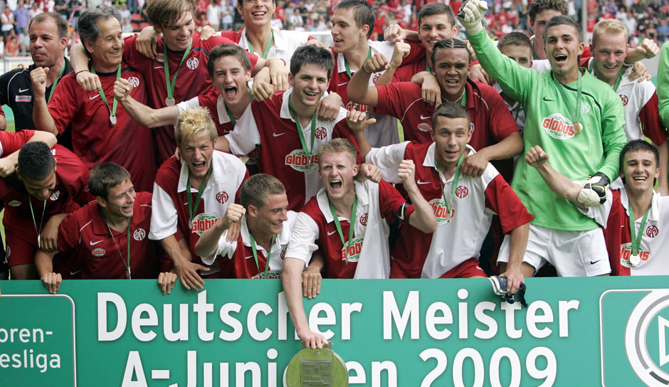 2009 wurde die U19 des 1. FSV Mainz 05 durch einen 2:1-Finalsieg über den BVB deutscher A-Jugendmeister. Für einige Spieler war dies das Sprungbrett zu großen Karrieren. Wir zeigen Euch, was aus den Meistern von damals wurde.