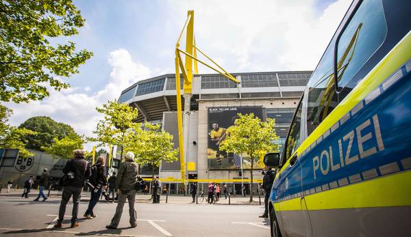 Polizeipräsenz vor dem Westfalenstadion in Dortmund.