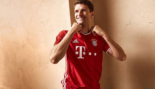 Thomas Müller präsentiert das neue Heimtrikot des FC Bayern.