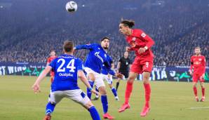 Leipzigs Stürmer Yusuf Poulsen (r.) ist aufgrund von Adduktorenproblemen gegen den FC Schalke 04 fraglich.