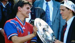 Deutscher Meister 1994: Alexander Zickler und Christian Ziege mit der Schale.