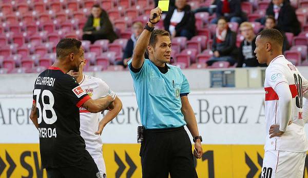 Die entscheidende Szene: Karim Bellarabi sieht Gelb nach einer Tätlichkeit gegen den Stuttgarter Massimo - der anschließende Freistoß flog Bayer um die Ohren.