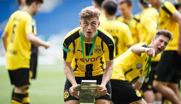 Jacob Bruun Larsen gewann in der BVB-Jugend den Meistertitel mit der U17 im Jahr 2015 sowie 2016 und 2017 mit der U19.
