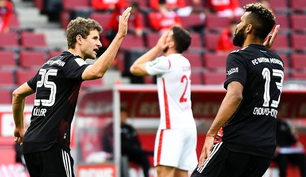 Thomas Müller (l.) freut sich mit Eric Maxim Choupo-Moting über das 1:0 gegen Köln.