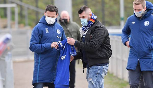 Sascha Riether überreichte dem Fan ein Schalke-Trikot.
