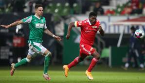 Union Berlins Taiwo Awoniyi (re.) rennt Werder Bremens Marco Friedl davon - nicht nur hier.