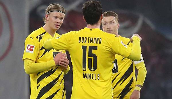 Mats Hummels lädt während des BVB-Spiels gegen RB Leipzig zur Lagebesprechung mit Erling Haaland und Marco Reus.