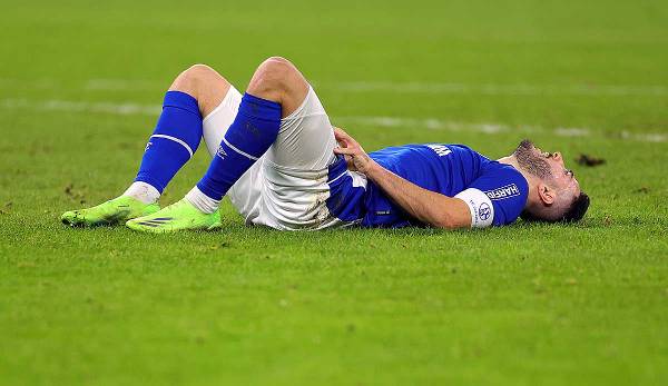 Musste die Schlussphase verletzt von draußen mitansehen: Schalke-Kapitän Sead Kolasinac.