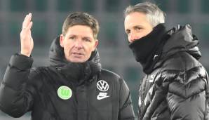 Wolfsburg-Trainer Oliver Glasner diskutiert mit Marco Rose (r.).