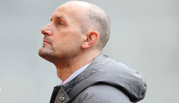 FCA-Manager Stefan Reuter vermied nach der Niederlage ein klares Bekenntnis zu Trainer Heiko Herrlich (Foto).