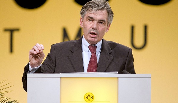 Der frühere BVB-Manager Michael Meier während der Mitgliederversammlung 2004 am Rednerpult.