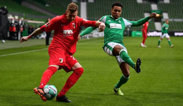 Für den FC Augsburg (rot) und Werder Bremen geht es heute im direkten Duell um wichtige Punkte im Abstiegskampf.