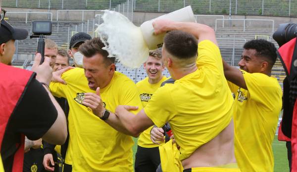 BVB-II-Trainer Enrico Maaßen erhält von seinen Spieler eine Bierdusche nach dem Aufstieg.