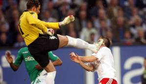 Steigen wir ein mit einer seiner bekanntesten Aktionen fußballerischer Art. Während der damalige TV-Experte Franz Beckenbauer von einem "Mordversuch" sprach, spielte Tim Wiese den Vorfall im Nordderby Werder - HSV am 7. Mai 2008 herunter.