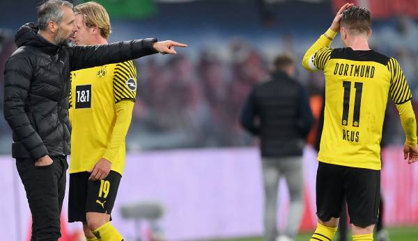 BVB-Kapitän Marco Reus (r.) war mit Dortmunds erster Halbzeit und dem System mit einer Dreierkette gar nicht einverstanden