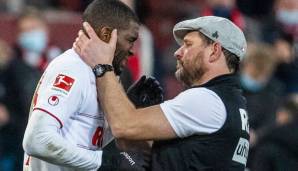 Kölns Trainer Steffen Baumgart (r.) tröstet seinen sichtlich ergriffenen Torjäger Anthony Modeste nach dem Sieg über Stuttgart.